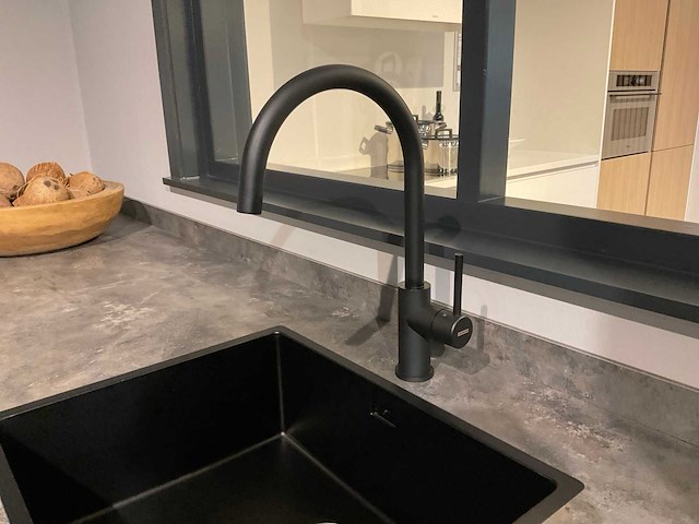 Mk saliegroen hoekopgestelde showroomkeuken - afbeelding 20 van  21