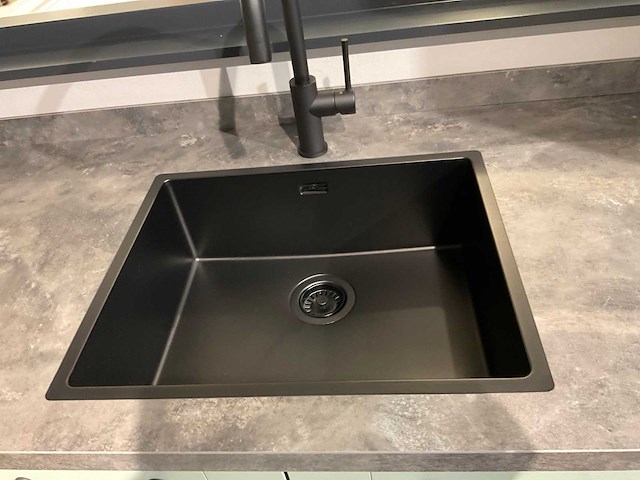 Mk saliegroen hoekopgestelde showroomkeuken - afbeelding 21 van  21