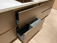 Mk titane eiland showroomkeuken met kastenwand en buffetkast - afbeelding 2 van  38