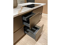 Mk titane eiland showroomkeuken met kastenwand en buffetkast - afbeelding 3 van  38