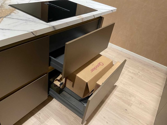 Mk titane eiland showroomkeuken met kastenwand en buffetkast - afbeelding 4 van  38