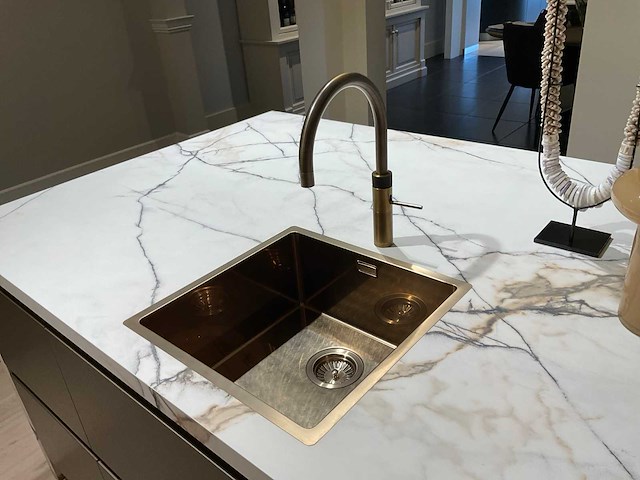 Mk titane eiland showroomkeuken met kastenwand en buffetkast - afbeelding 5 van  38