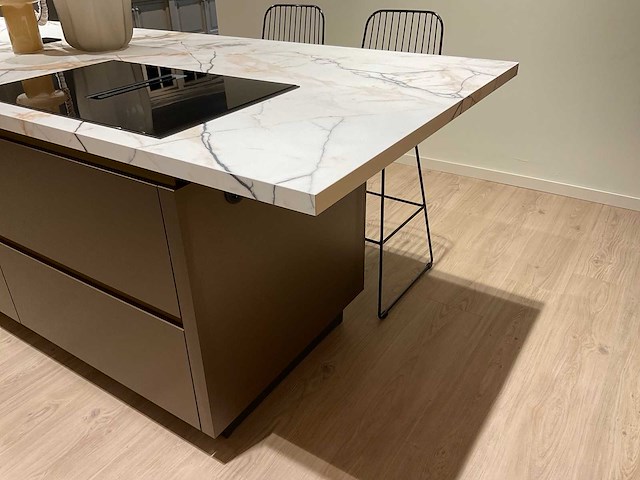 Mk titane eiland showroomkeuken met kastenwand en buffetkast - afbeelding 11 van  38