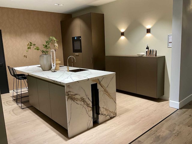 Mk titane eiland showroomkeuken met kastenwand en buffetkast - afbeelding 1 van  38