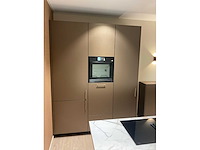 Mk titane eiland showroomkeuken met kastenwand en buffetkast - afbeelding 13 van  38