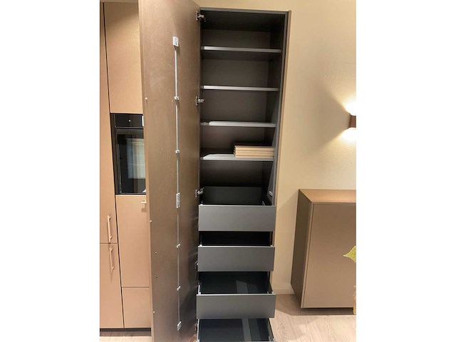 Mk titane eiland showroomkeuken met kastenwand en buffetkast - afbeelding 14 van  38