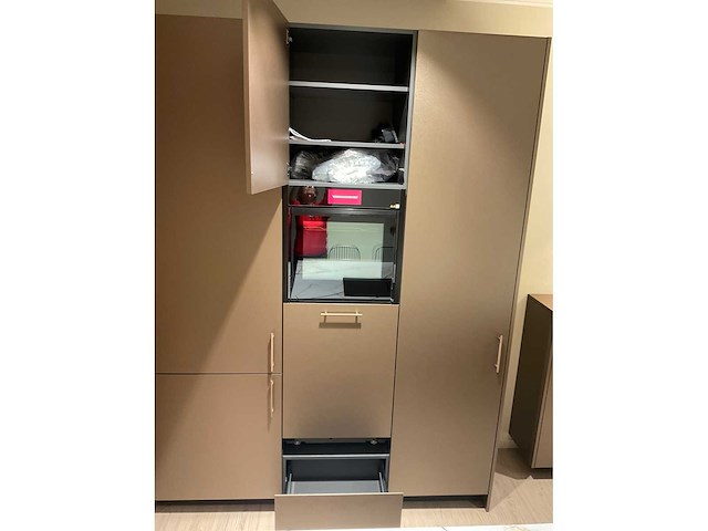 Mk titane eiland showroomkeuken met kastenwand en buffetkast - afbeelding 15 van  38