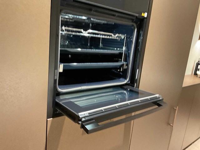 Mk titane eiland showroomkeuken met kastenwand en buffetkast - afbeelding 18 van  38