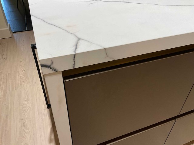 Mk titane eiland showroomkeuken met kastenwand en buffetkast - afbeelding 29 van  38