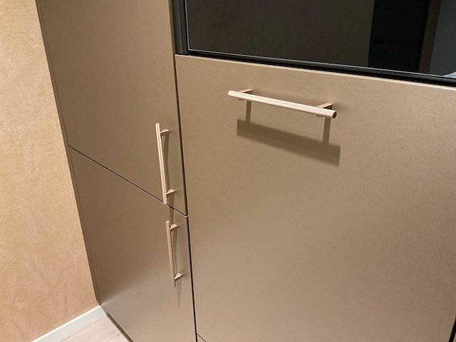 Mk titane eiland showroomkeuken met kastenwand en buffetkast - afbeelding 30 van  38