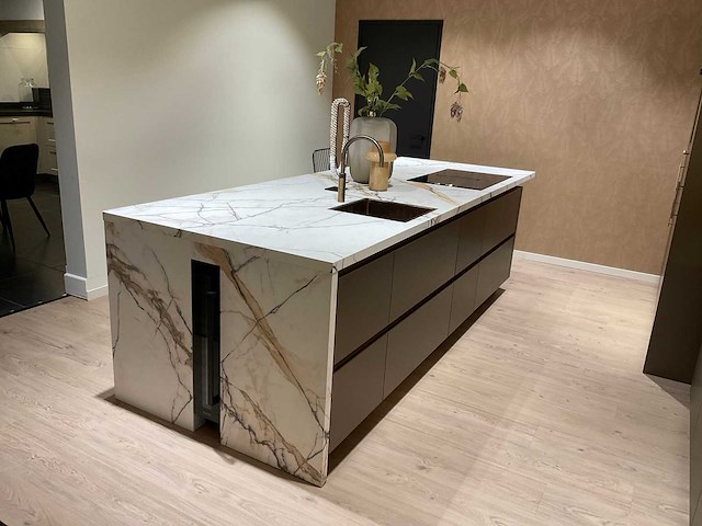 Mk titane eiland showroomkeuken met kastenwand en buffetkast - afbeelding 23 van  38