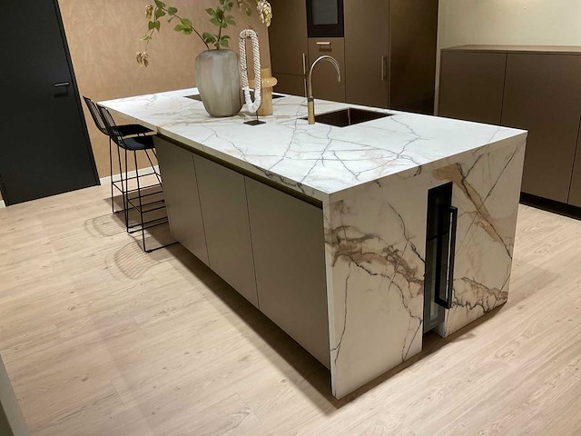 Mk titane eiland showroomkeuken met kastenwand en buffetkast - afbeelding 33 van  38