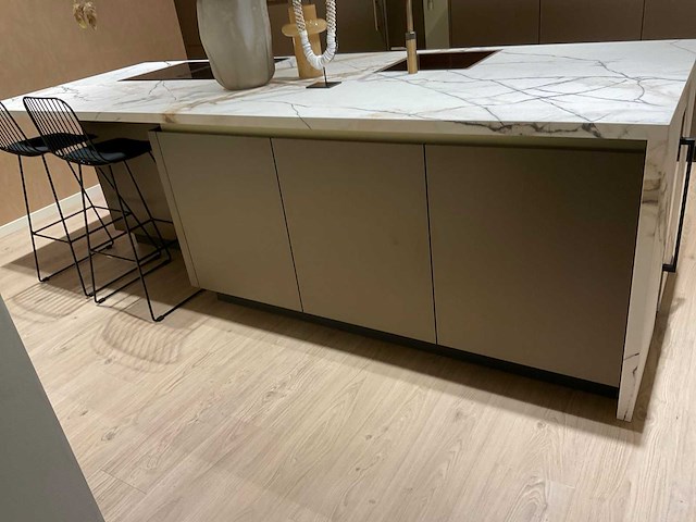 Mk titane eiland showroomkeuken met kastenwand en buffetkast - afbeelding 34 van  38