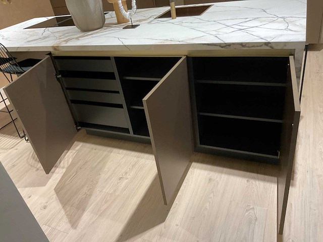 Mk titane eiland showroomkeuken met kastenwand en buffetkast - afbeelding 35 van  38