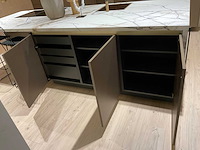Mk titane eiland showroomkeuken met kastenwand en buffetkast - afbeelding 35 van  38