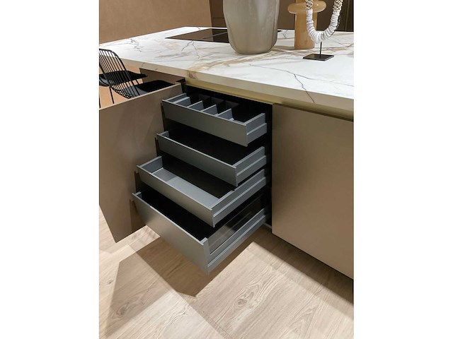 Mk titane eiland showroomkeuken met kastenwand en buffetkast - afbeelding 36 van  38