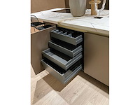 Mk titane eiland showroomkeuken met kastenwand en buffetkast - afbeelding 36 van  38