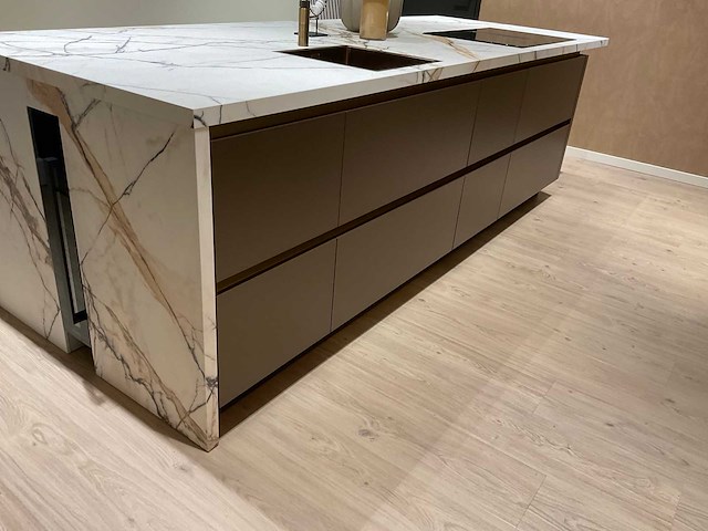 Mk titane eiland showroomkeuken met kastenwand en buffetkast - afbeelding 37 van  38