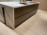 Mk titane eiland showroomkeuken met kastenwand en buffetkast - afbeelding 37 van  38