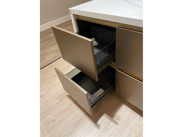 Mk titane eiland showroomkeuken met kastenwand en buffetkast - afbeelding 38 van  38