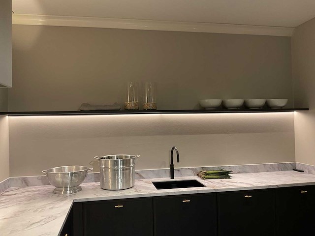 Mk valencia hoekopgestelde showroomkeuken met kastenwand - afbeelding 11 van  31