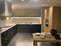 Mk valencia hoekopgestelde showroomkeuken met kastenwand