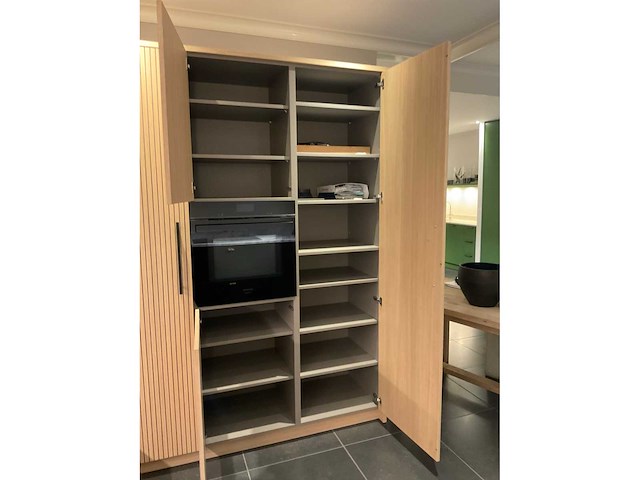 Mk valencia hoekopgestelde showroomkeuken met kastenwand - afbeelding 16 van  31