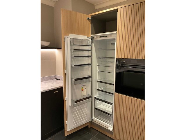 Mk valencia hoekopgestelde showroomkeuken met kastenwand - afbeelding 17 van  31