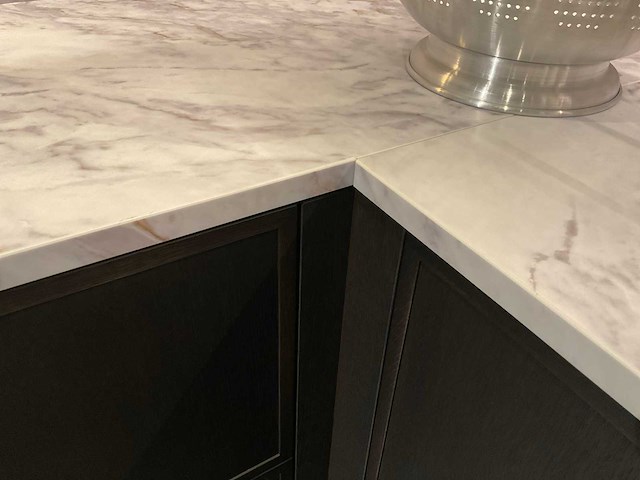 Mk valencia hoekopgestelde showroomkeuken met kastenwand - afbeelding 20 van  31