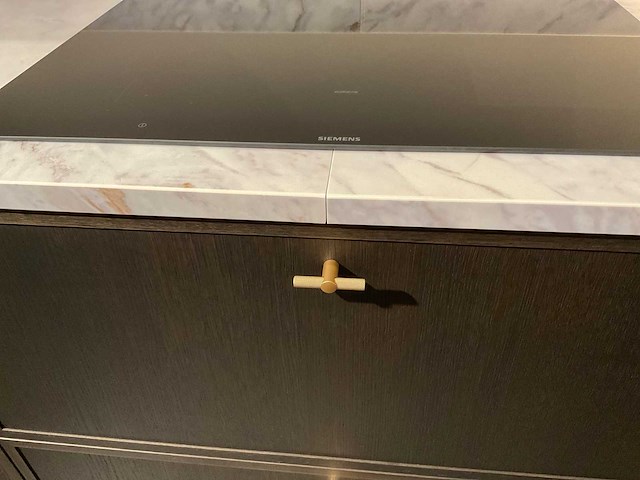 Mk valencia hoekopgestelde showroomkeuken met kastenwand - afbeelding 21 van  31