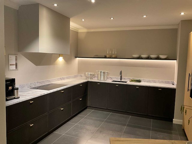 Mk valencia hoekopgestelde showroomkeuken met kastenwand - afbeelding 12 van  31