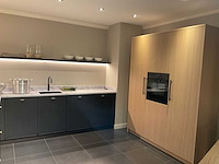 Mk valencia hoekopgestelde showroomkeuken met kastenwand - afbeelding 23 van  31