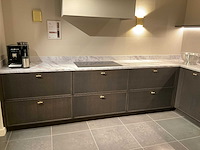 Mk valencia hoekopgestelde showroomkeuken met kastenwand - afbeelding 26 van  31