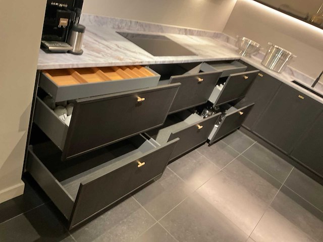 Mk valencia hoekopgestelde showroomkeuken met kastenwand - afbeelding 27 van  31