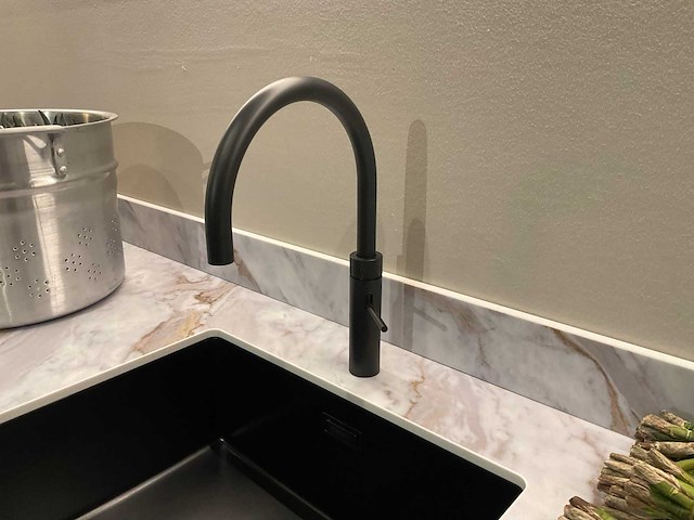 Mk valencia hoekopgestelde showroomkeuken met kastenwand - afbeelding 3 van  31