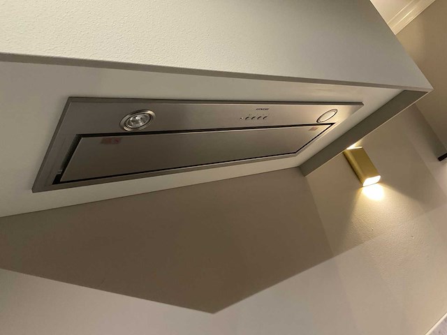 Mk valencia hoekopgestelde showroomkeuken met kastenwand - afbeelding 8 van  31