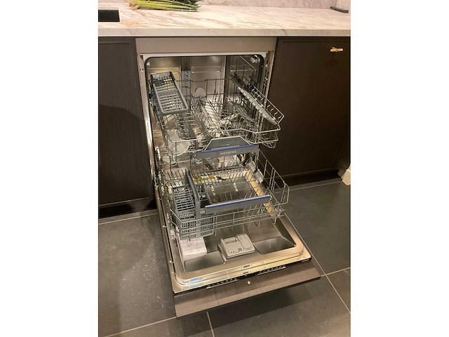 Mk valencia hoekopgestelde showroomkeuken met kastenwand - afbeelding 10 van  31