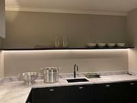 Mk valencia hoekopgestelde showroomkeuken met kastenwand - afbeelding 11 van  31