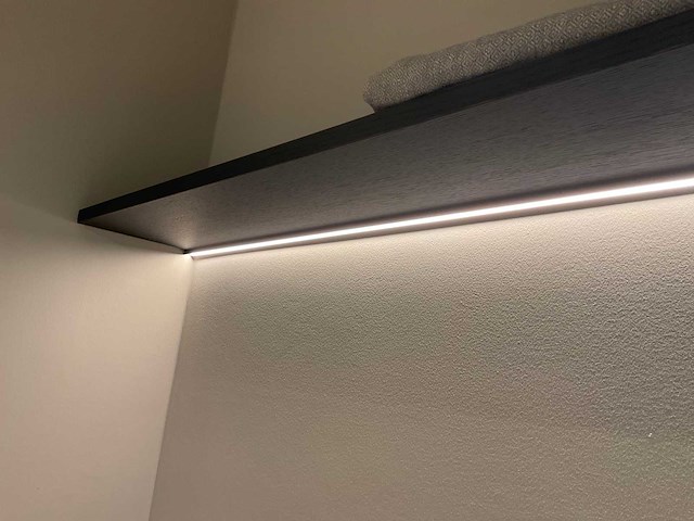 Mk valencia hoekopgestelde showroomkeuken met kastenwand - afbeelding 13 van  31