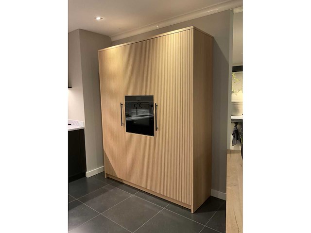 Mk valencia hoekopgestelde showroomkeuken met kastenwand - afbeelding 15 van  31