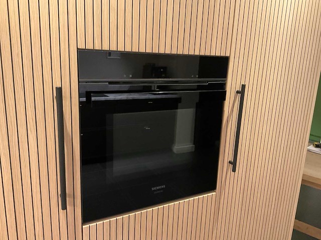 Mk valencia hoekopgestelde showroomkeuken met kastenwand - afbeelding 18 van  31