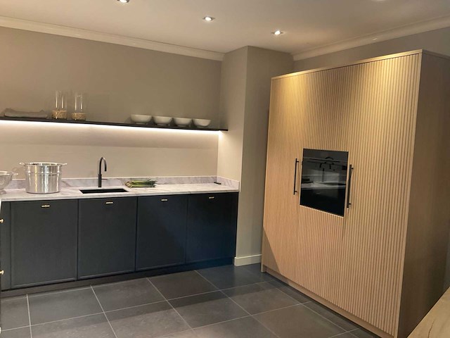 Mk valencia hoekopgestelde showroomkeuken met kastenwand - afbeelding 23 van  31