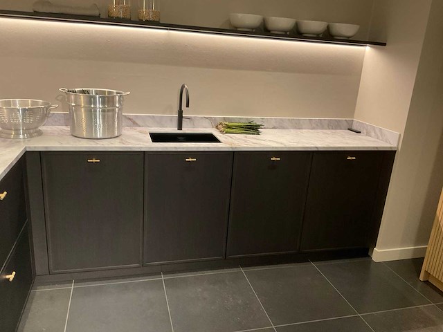 Mk valencia hoekopgestelde showroomkeuken met kastenwand - afbeelding 28 van  31