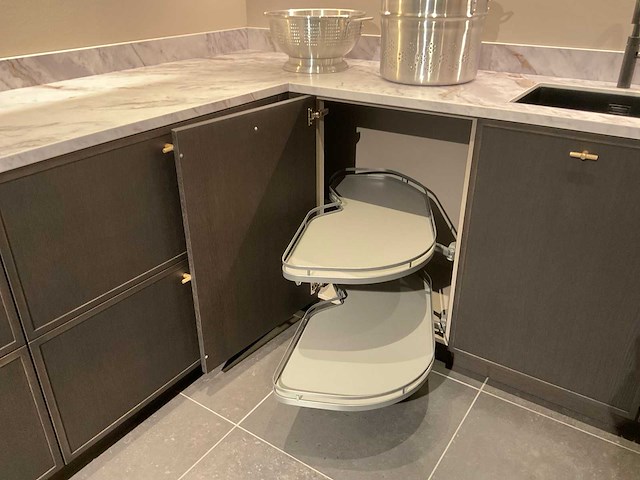 Mk valencia hoekopgestelde showroomkeuken met kastenwand - afbeelding 29 van  31