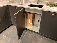 Mk valencia hoekopgestelde showroomkeuken met kastenwand - afbeelding 30 van  31