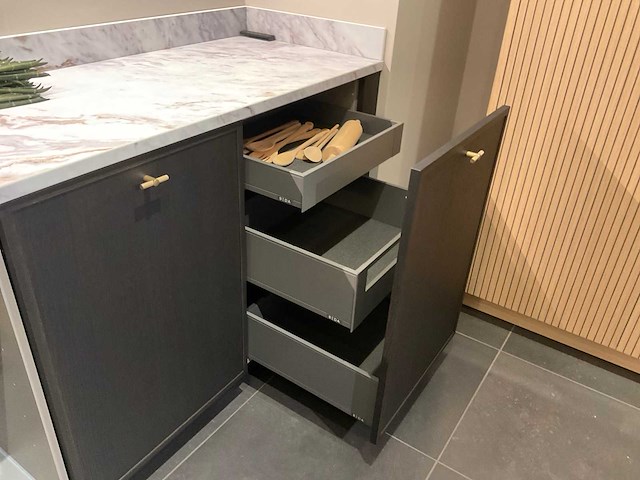 Mk valencia hoekopgestelde showroomkeuken met kastenwand - afbeelding 31 van  31