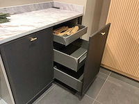 Mk valencia hoekopgestelde showroomkeuken met kastenwand - afbeelding 31 van  31