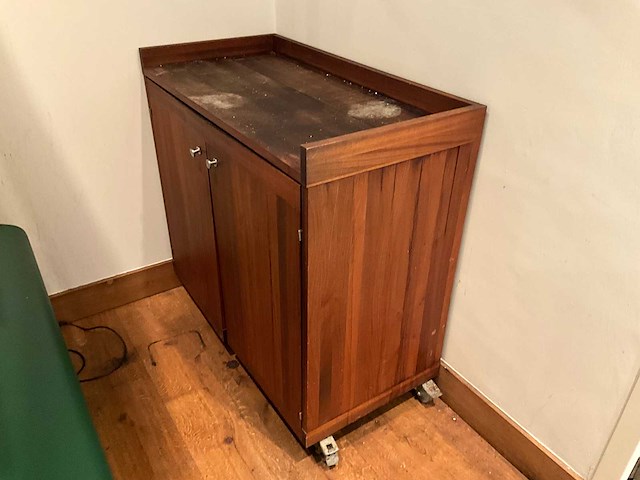 Mobiel houten servicemeubel - afbeelding 1 van  5