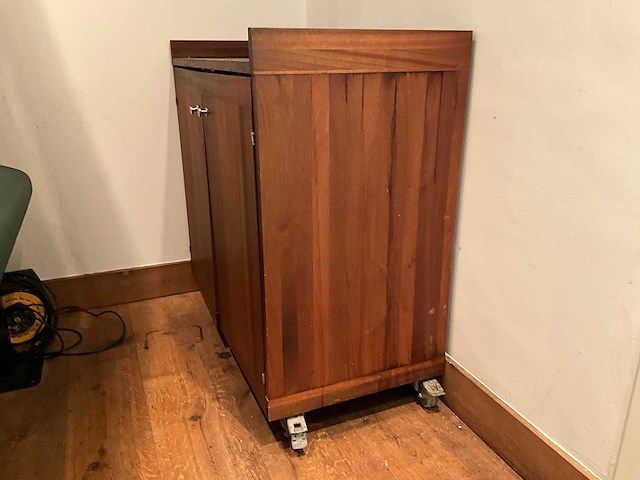 Mobiel houten servicemeubel - afbeelding 2 van  5