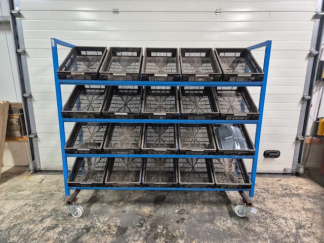 Mobiel krattenrek met kratten - afbeelding 1 van  3